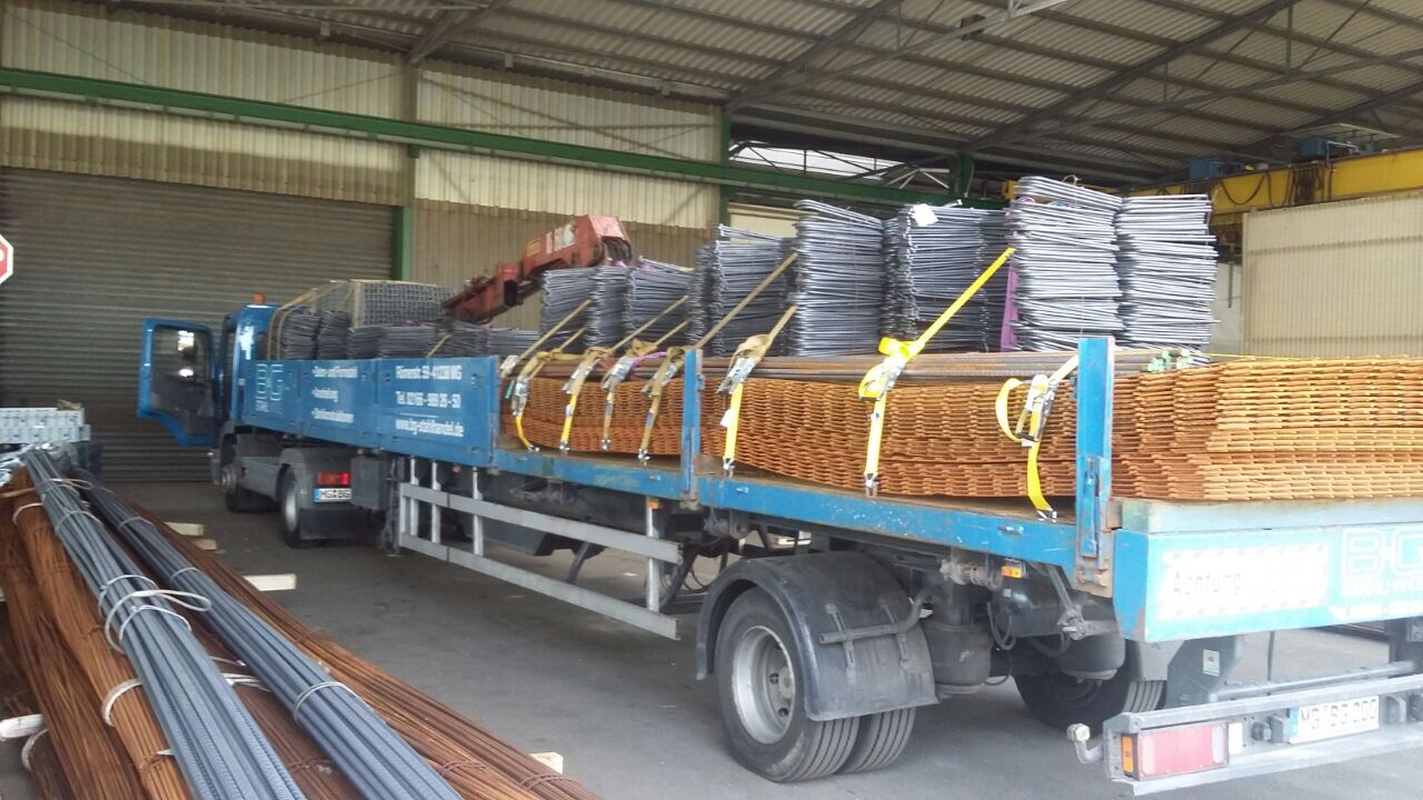 Beladener LKW im Lager