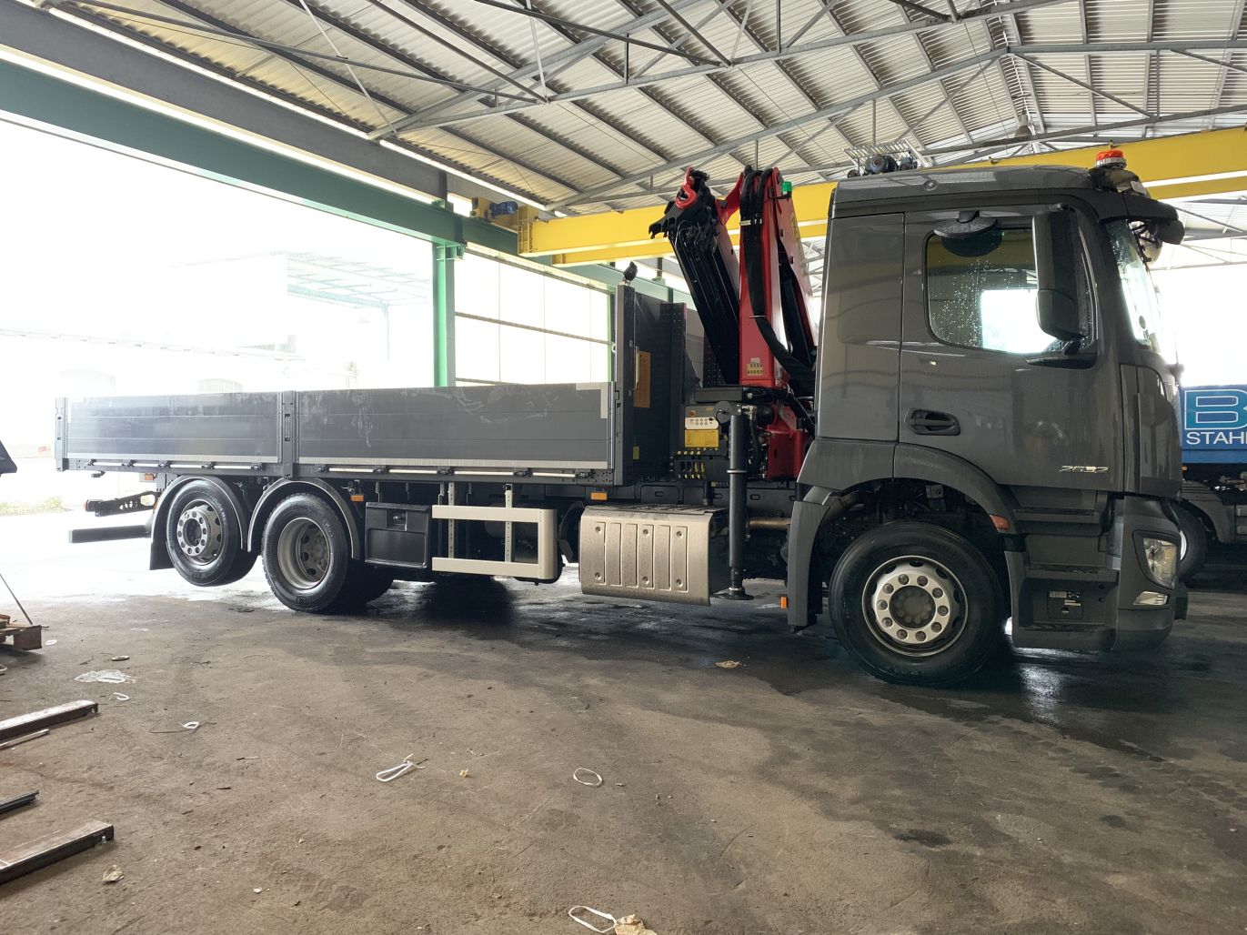 LKW mit Kran in der Halle